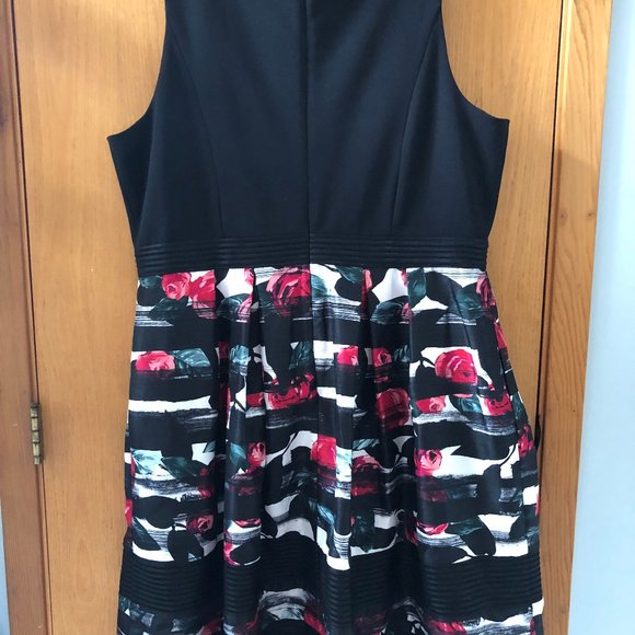 Dress with Pockets - Picture 3 of 4